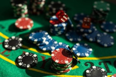 Bandar Poker live-dealer table on qq1221 indonesia showing dealer, cards, and betting positions